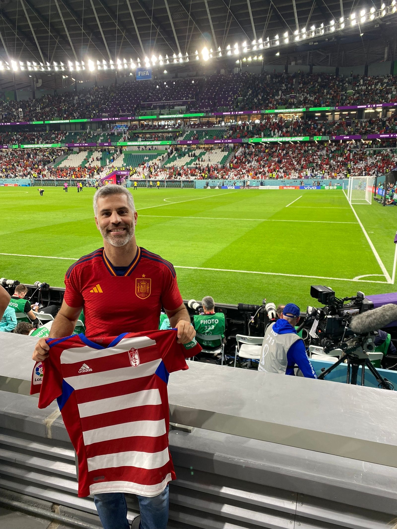 Roberto Sojo, con la camiseta del Granada CF, del que es abonado, antes del Marruecos-España