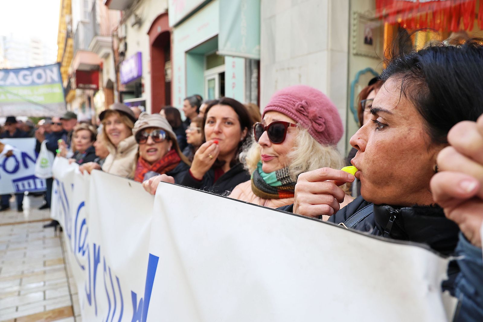 Fotografías de la manifestación en Huelva para exigir la regeneración de las playas