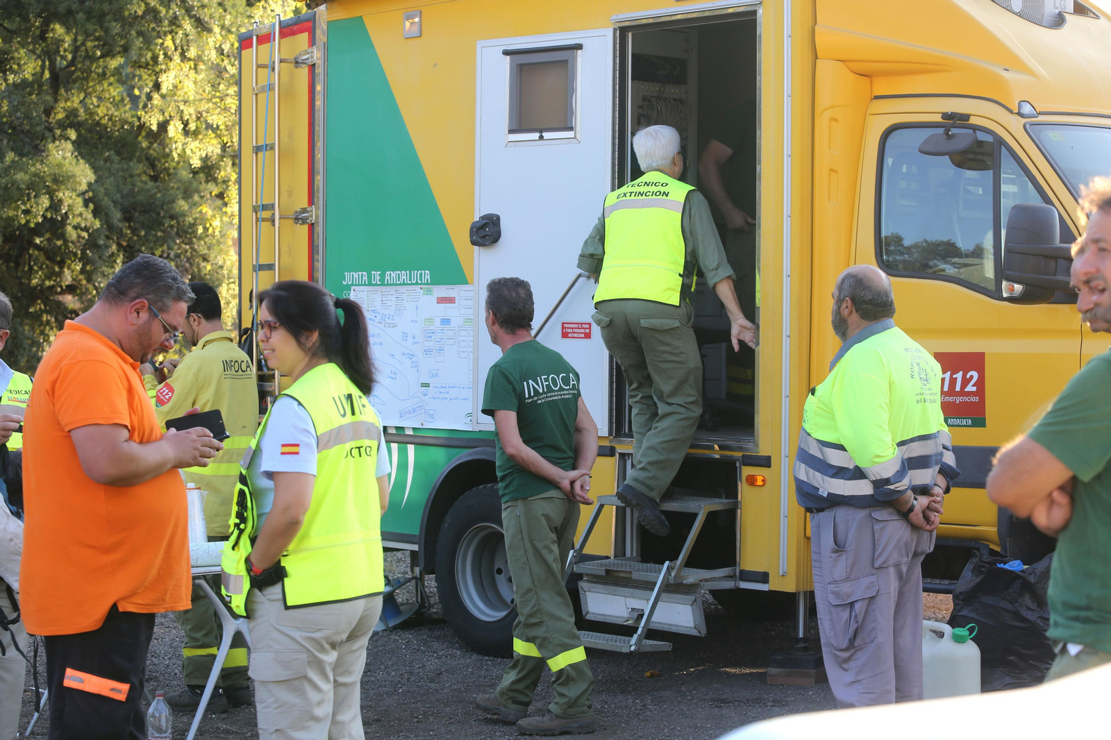Imágenes del área afectada por el fuego del segundo día en el incendio de Almonaster