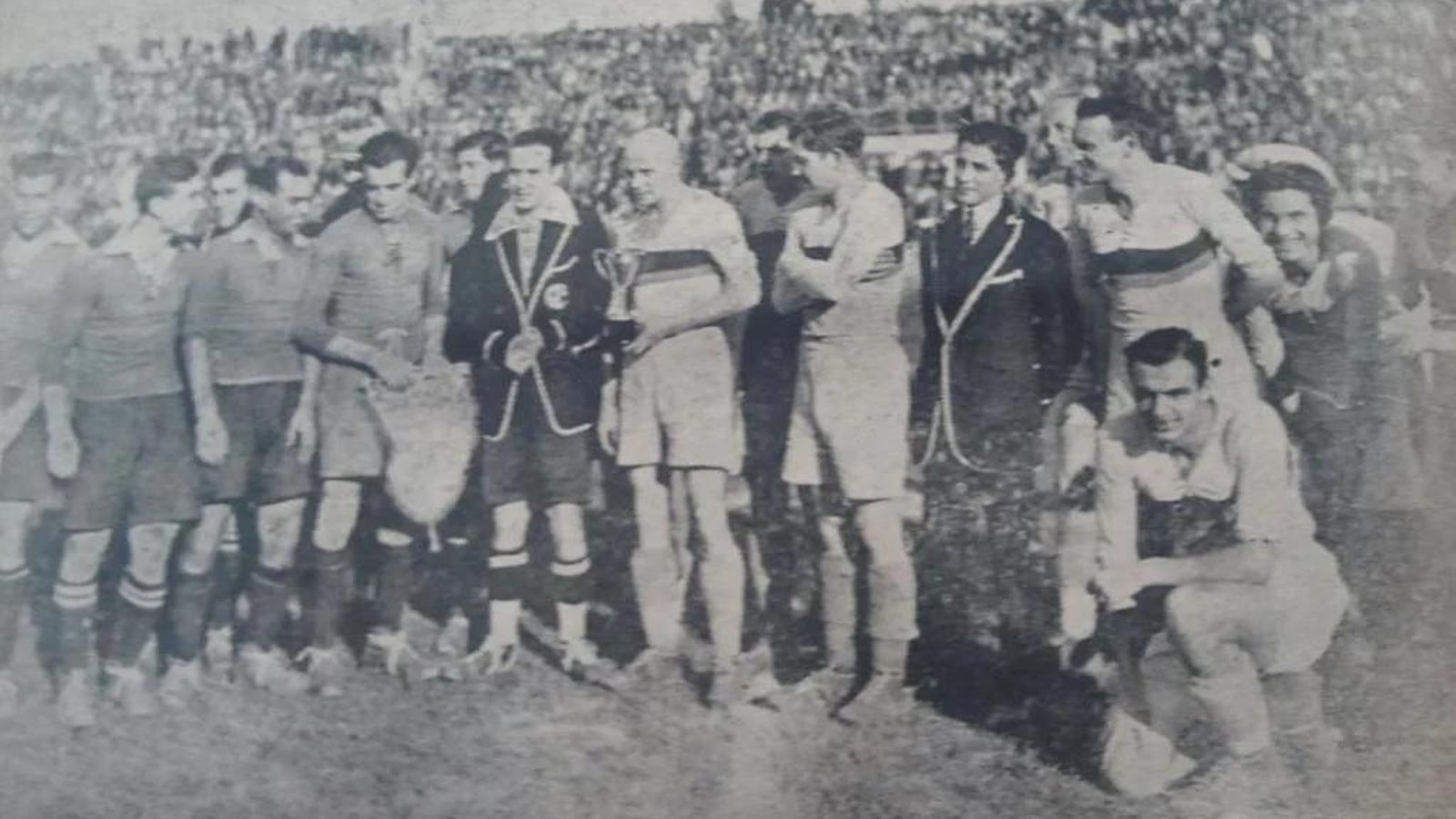 Intercambio de regalos entre el Sevilla F.C. y el Budapest Sport Egyesulet en la final del Torneo de Pascua.