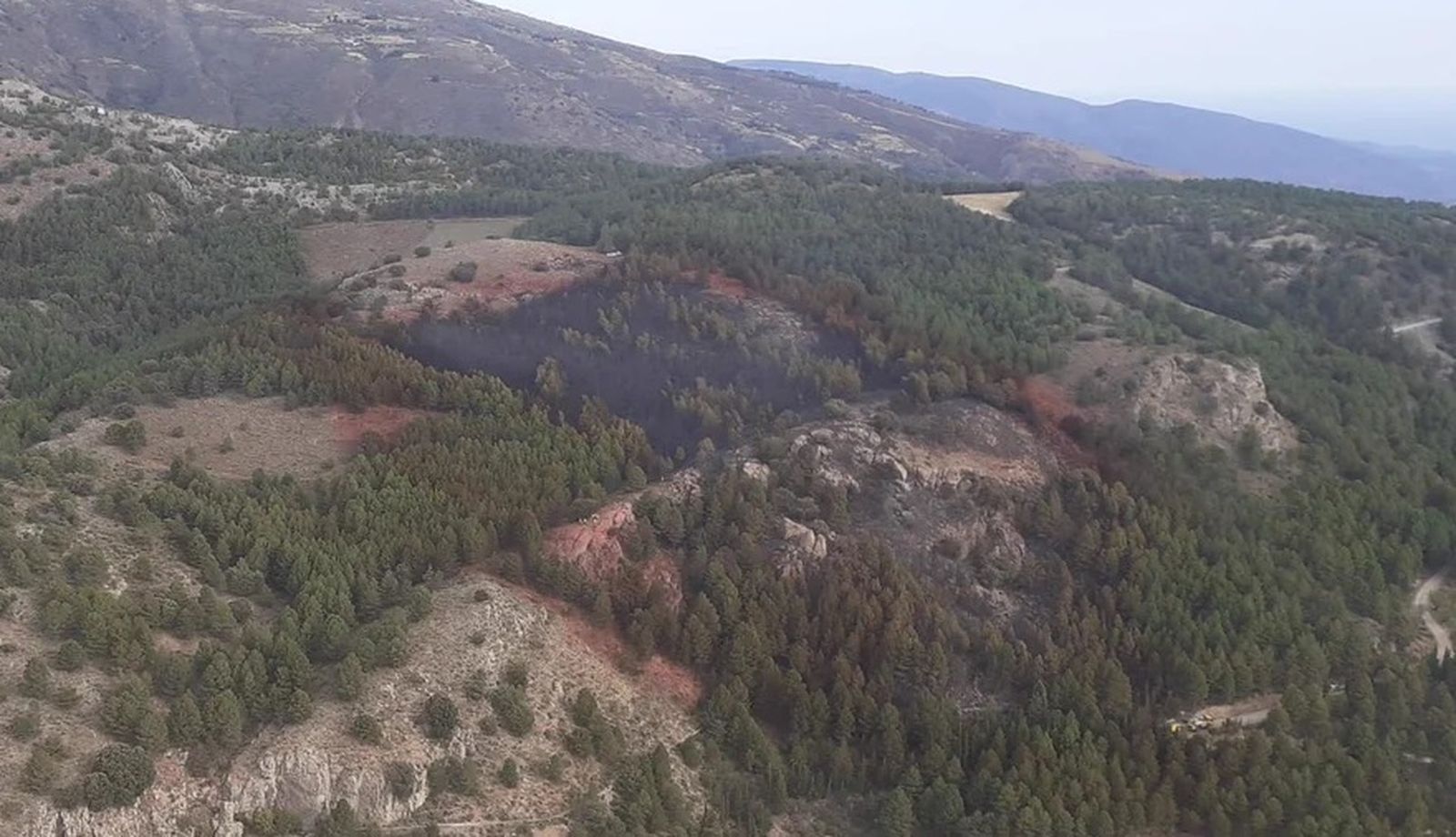 El Infoca mantiene los medios para dar por controlado el incendio de Dúrcal