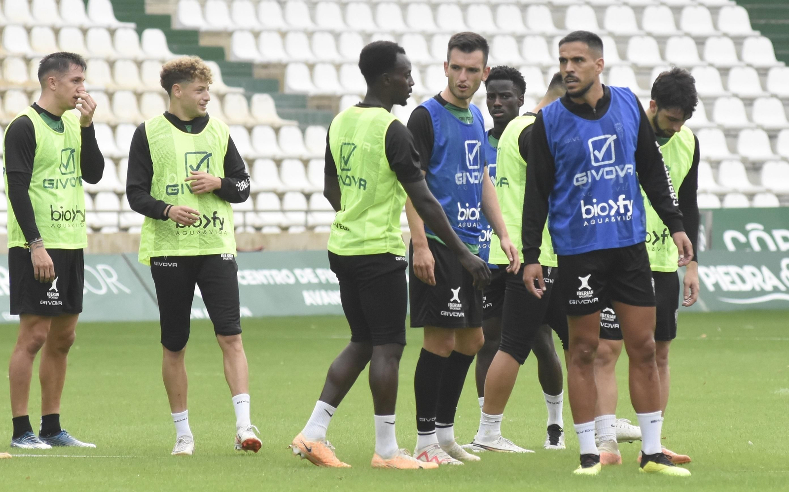 Los jugadores blanquiverdes, durante una sesión en El Arcángel.