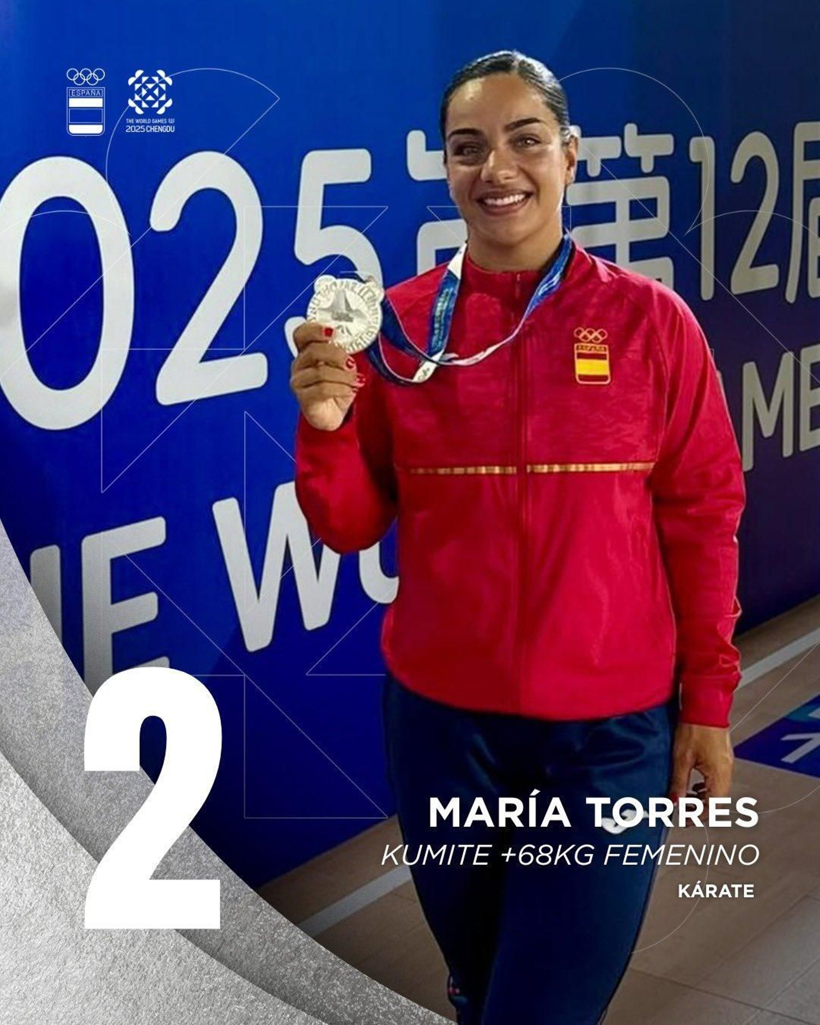 María Torres, con su medalla.