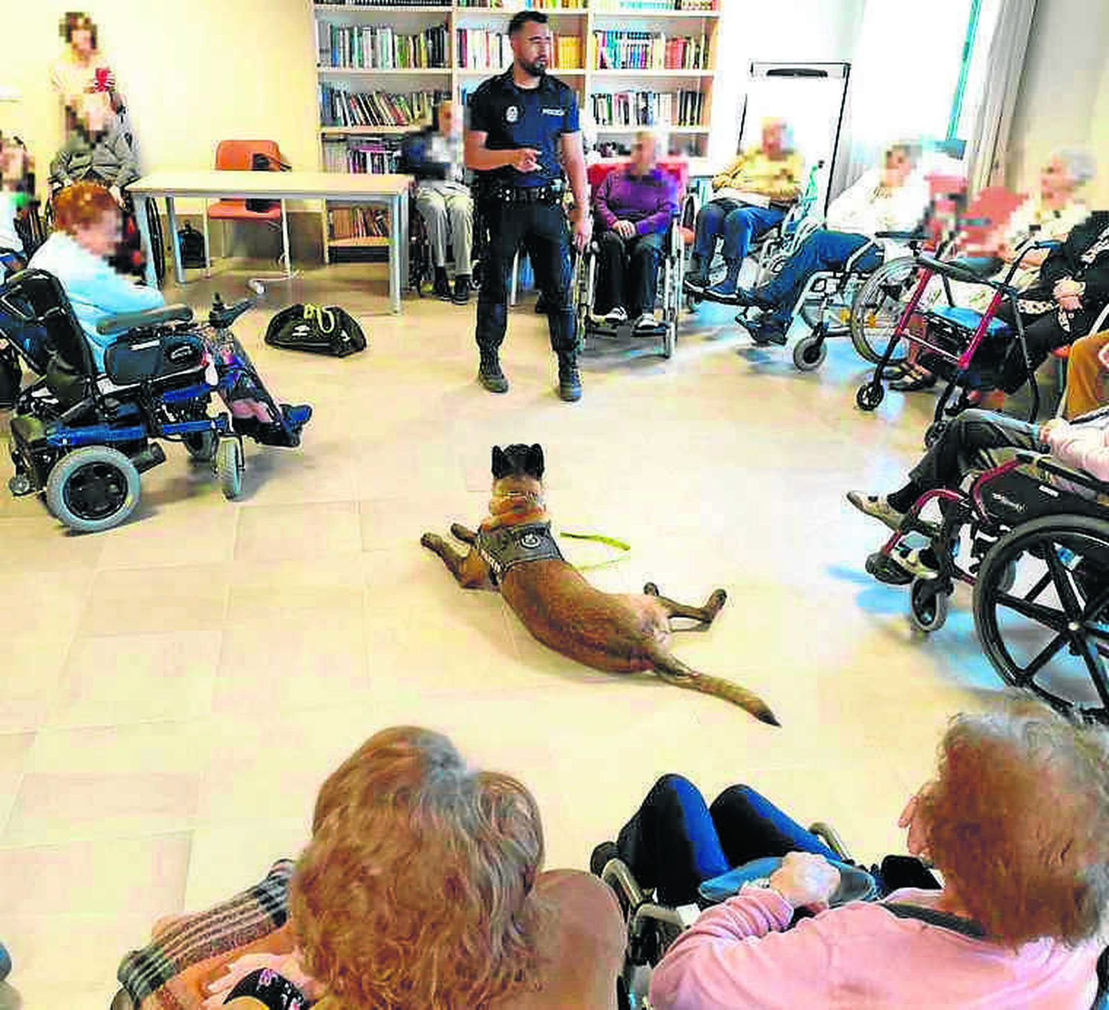 Los mayores de la residencia Orpea conocen los secretos de la  Unidad Canina de la Policía Local de Aljaraque