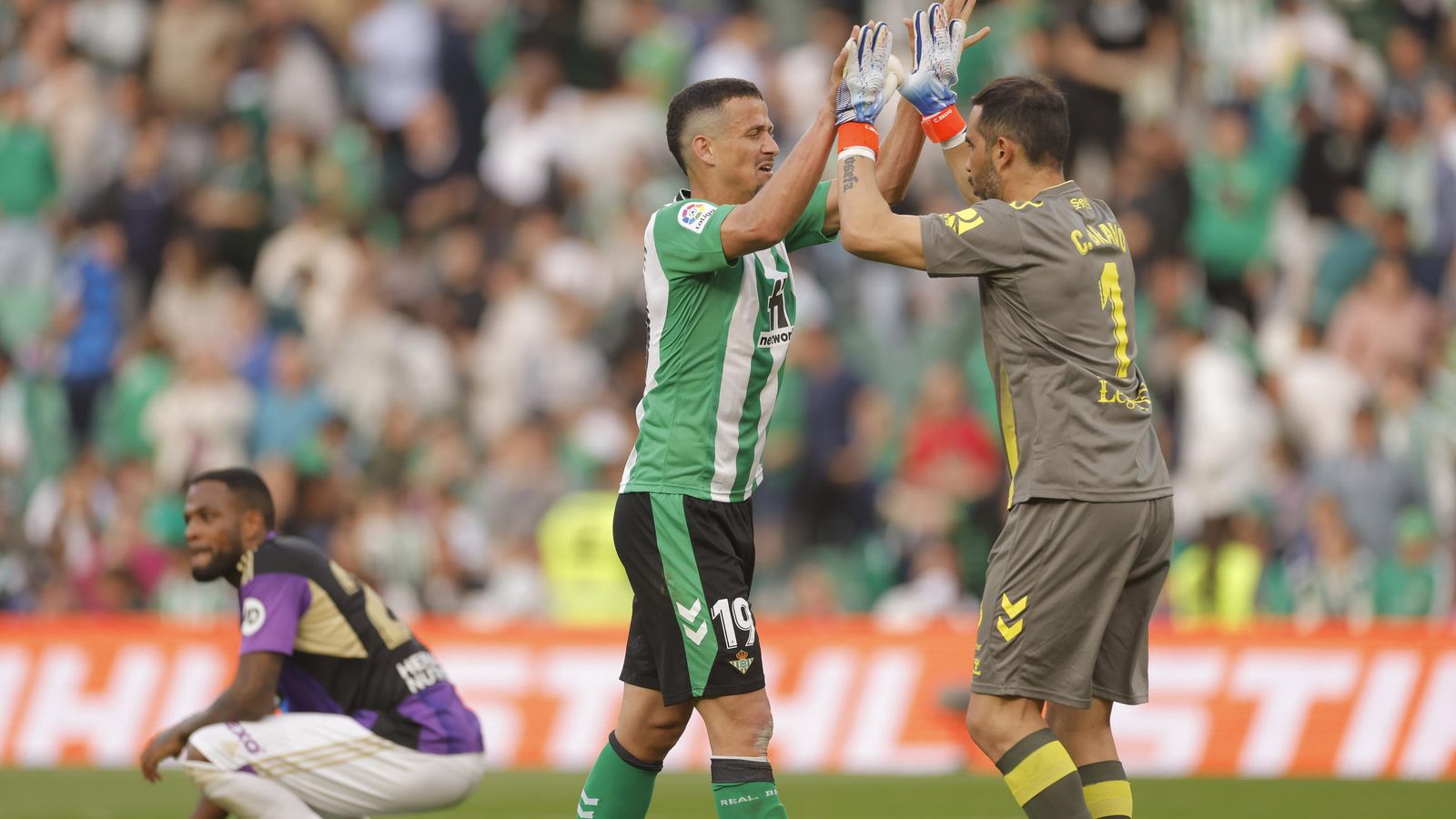 Luiz Felipe y Claudio Bravo celebran la victoria del Betis.