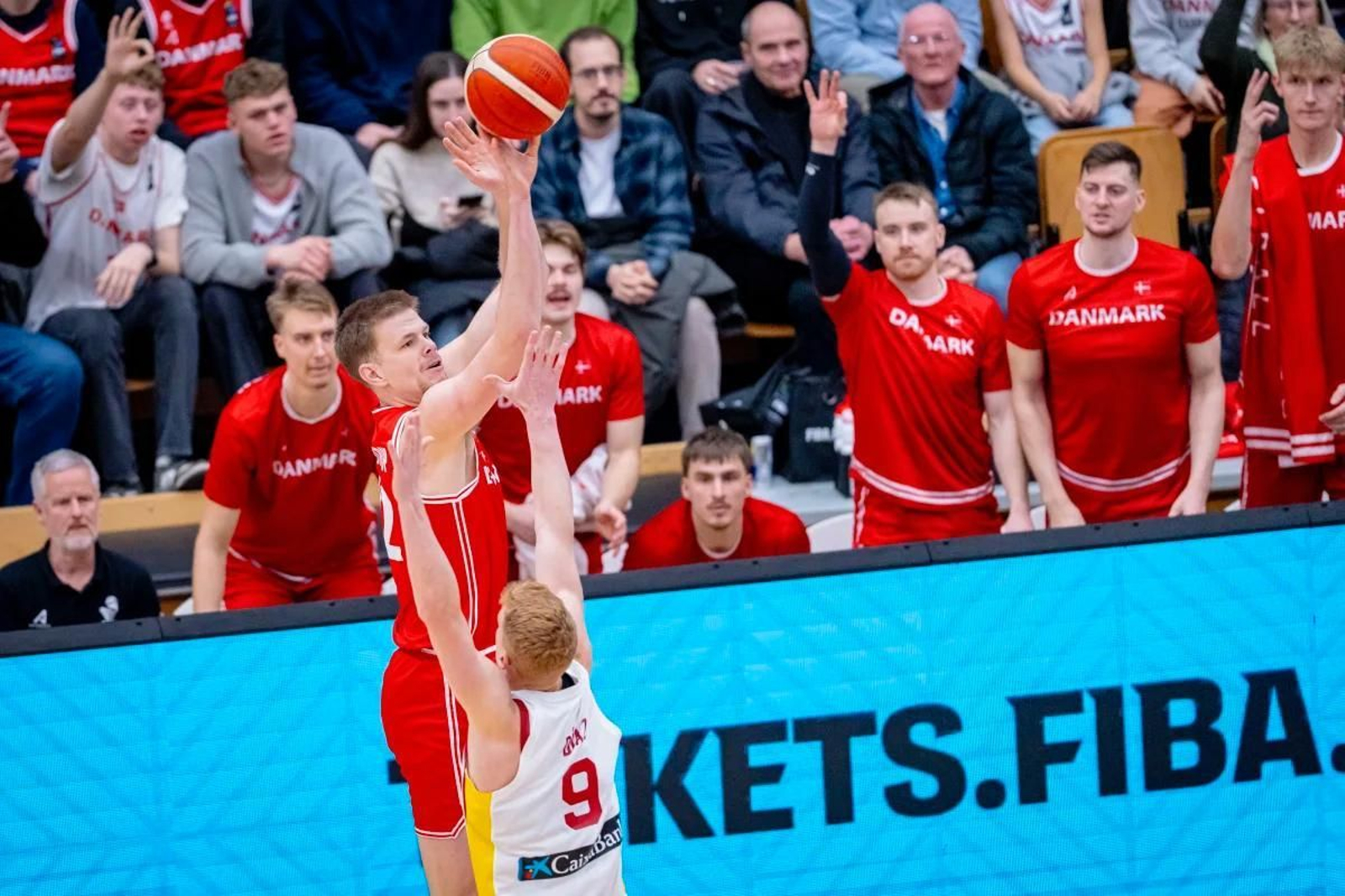 Cómodo inicio de la España de Chus Mateo con un buen Alberto Díaz