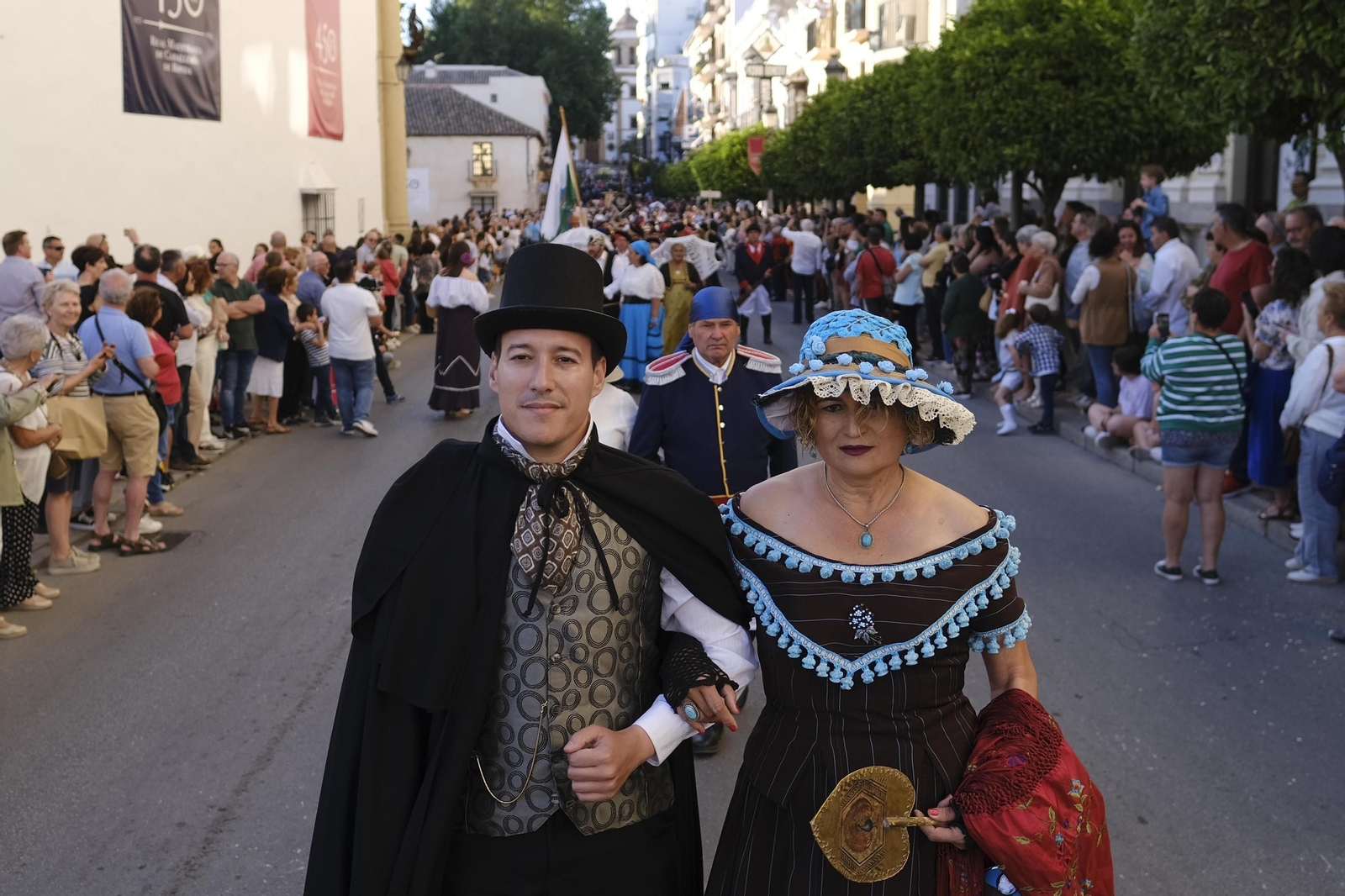 Viajeros románticos en el pasacalles inaugural.