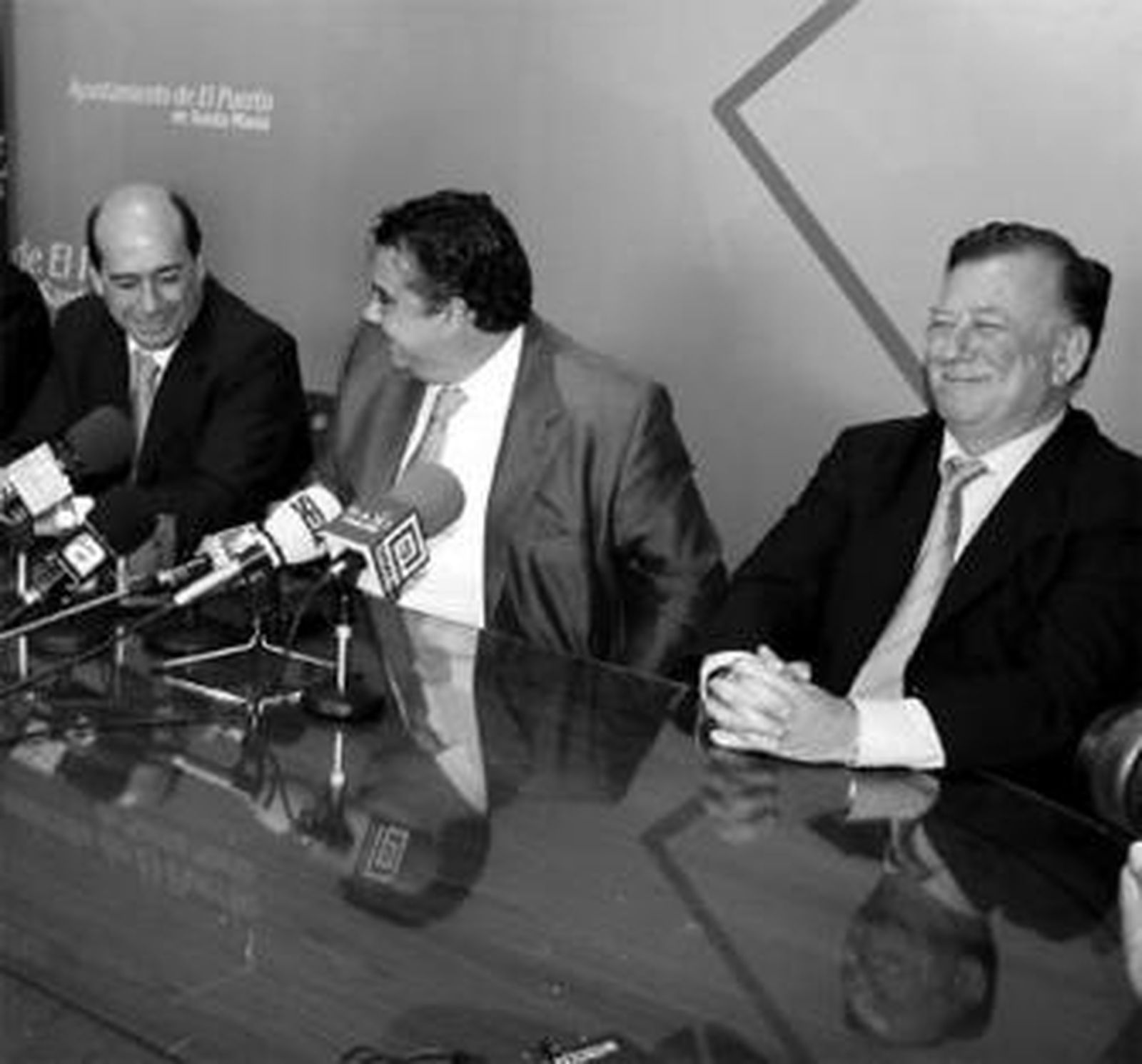 Rafael Barra (i), el alcalde Enrique Moresco y Pedro Bores.