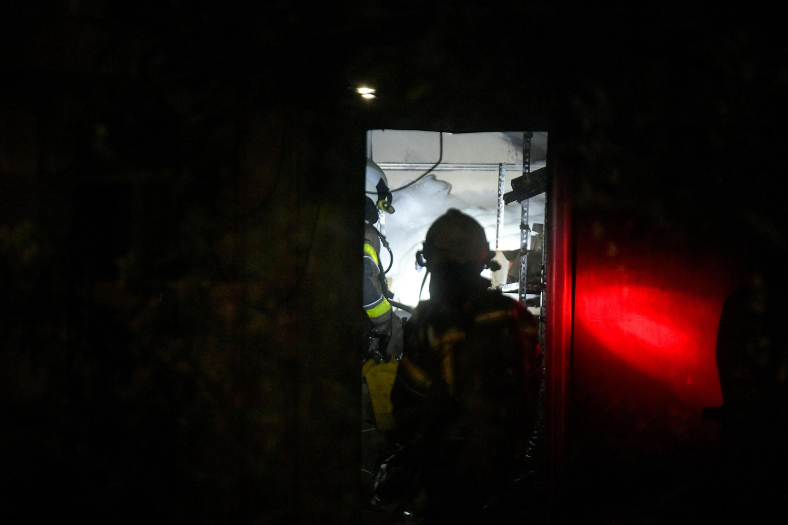 Fuego en el Nevada: un incendio obliga a desalojar el centro comercial y la intervención de los Bomberos