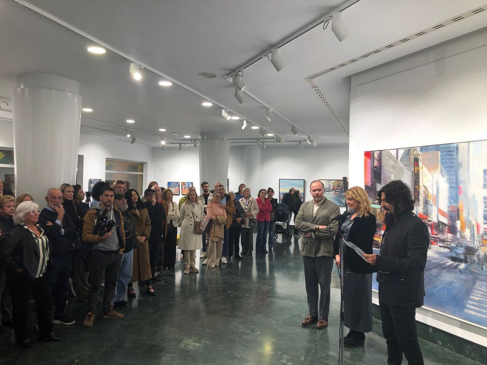 Pedro Rodríguez en una de sus exposiciones en la sala de la Fundación Caja Rural del Sur.