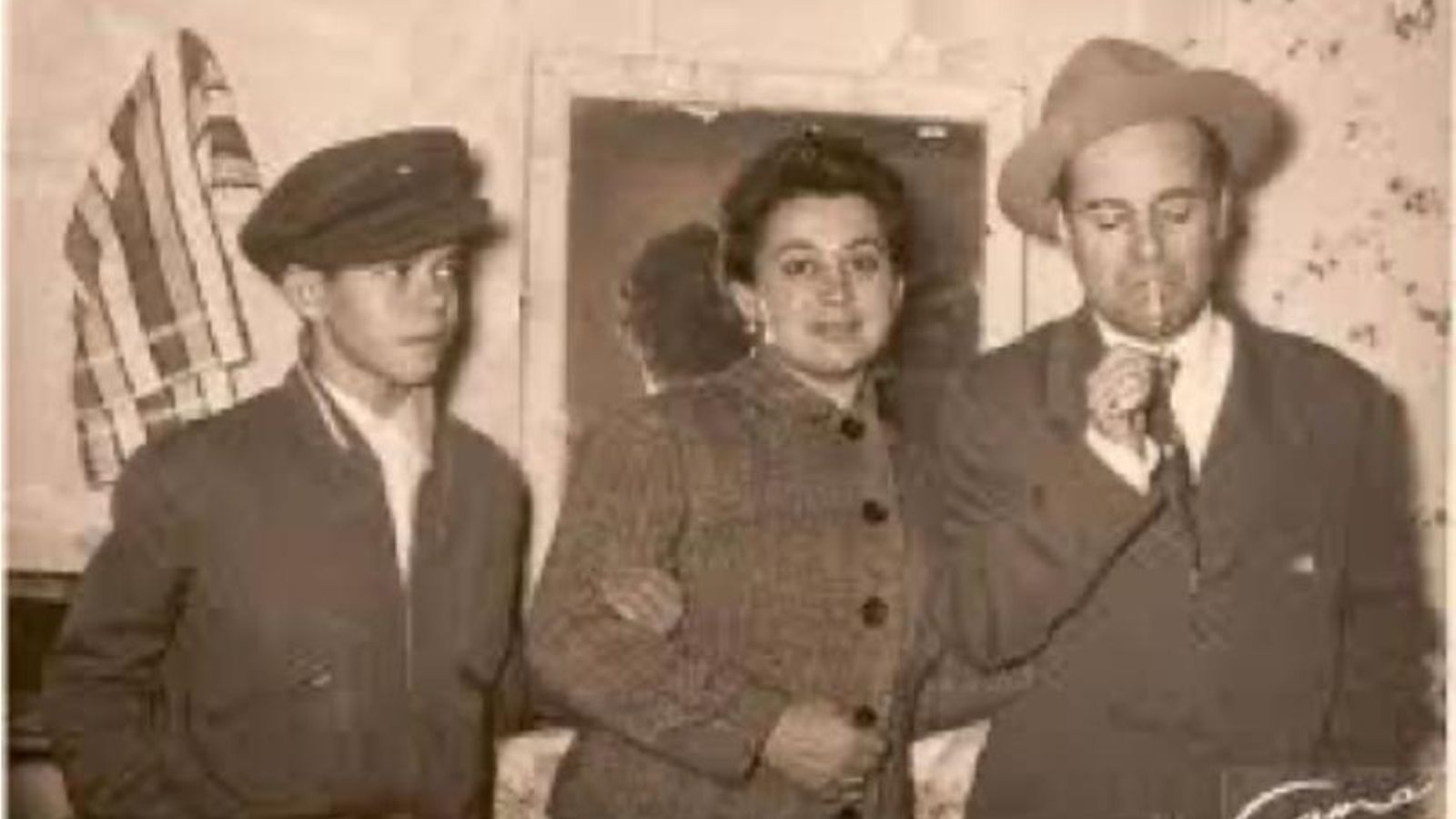 Con su mujer, Isabel, y su hijo El Piqui. Foto de elcantejondo.blogspot.com. Con su mujer, Isabel, y su hijo El Piqui. Foto de elcantejondo.blogspot.com.