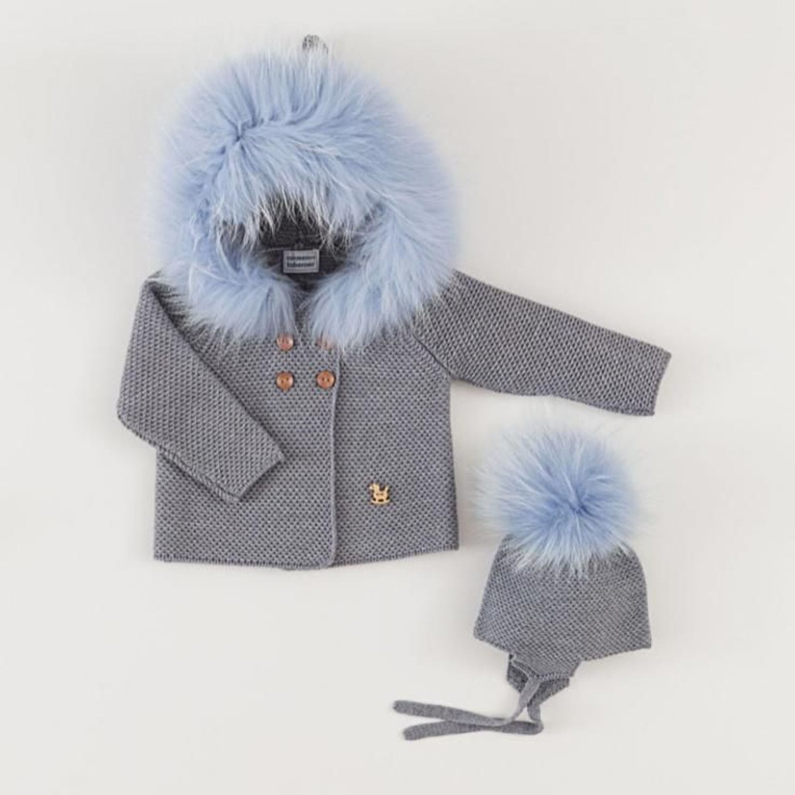 Parka con capucha y capota de pelo natural de Carmen Taberner. Parka con capucha y capota de pelo natural de Carmen Taberner.