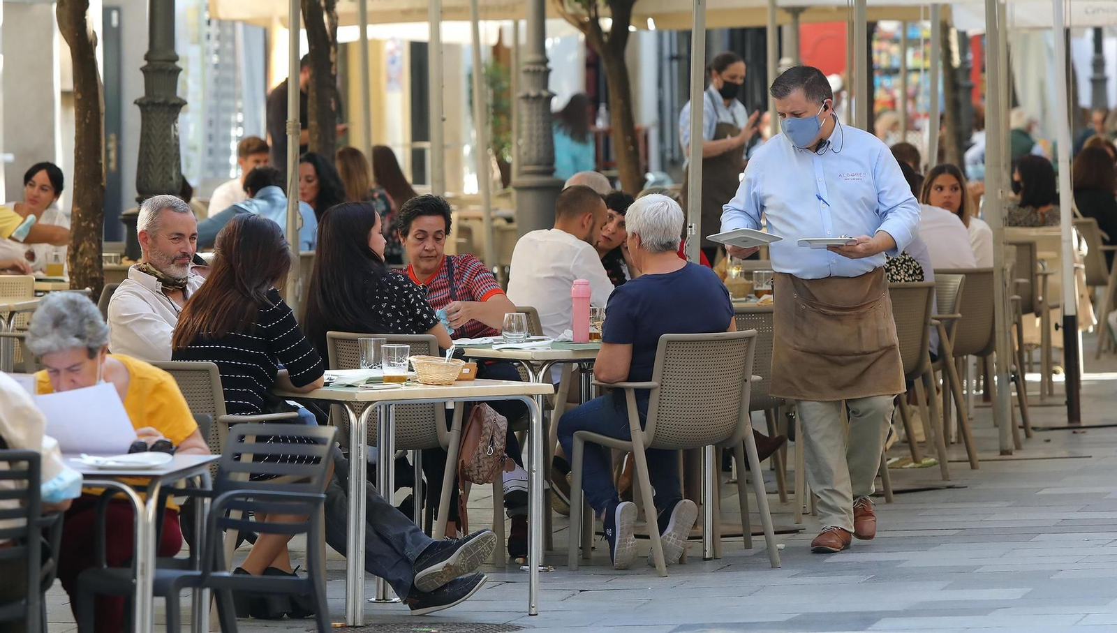 Normalidad en los bares y los centros comerciales en el último día del puente de Todos los Santos.