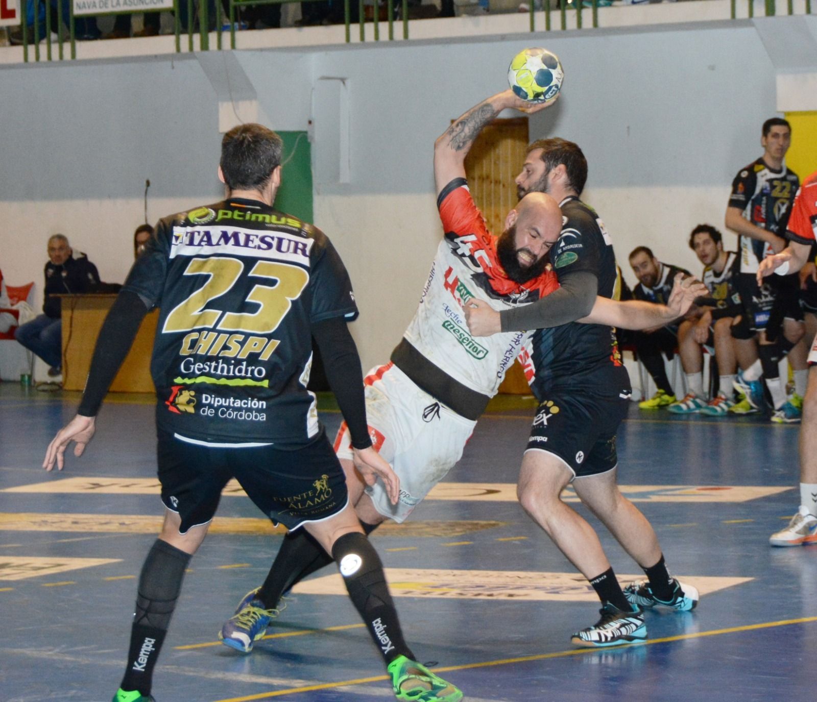 Filipe Martins intenta hacerse un hueco en seis metros ante la defensa del Ángel Ximénez-Avia.