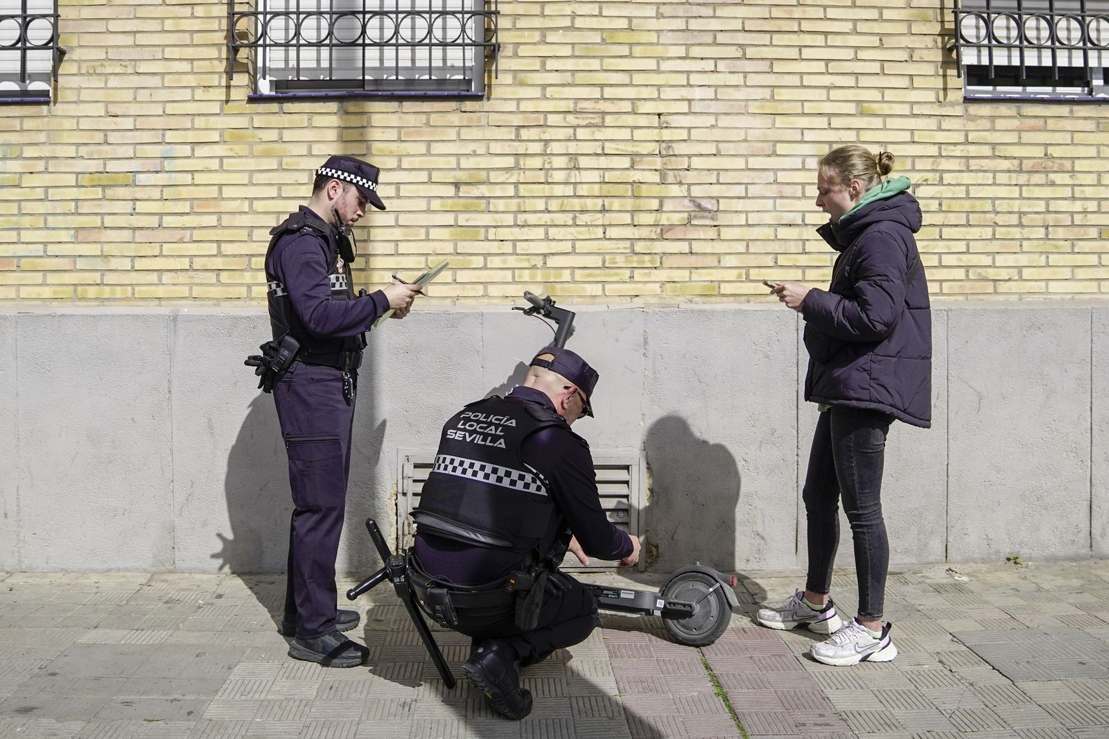 Primer día de multas a los patinetes de Sevilla, en imágenes