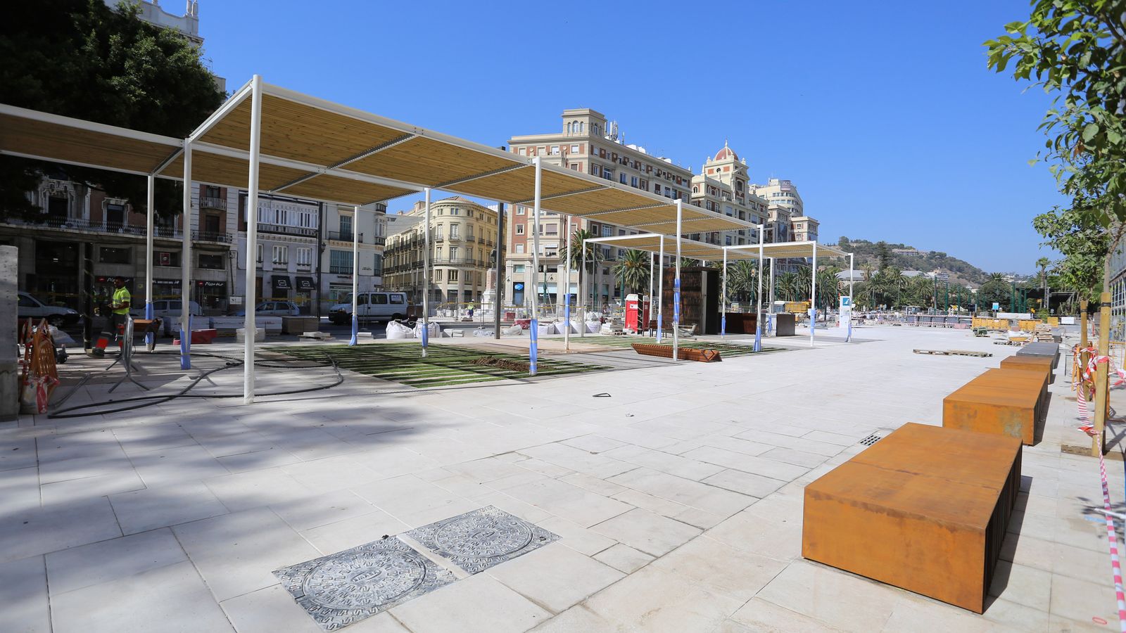 Pérgolas y bancos instalados en la parte de la Alameda más próxima a La Equitativa.