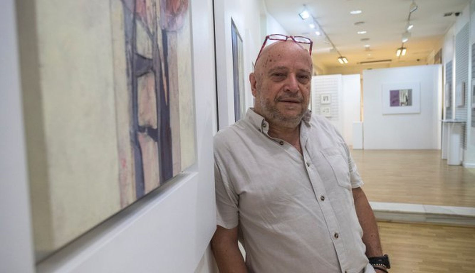 Carmelo Trenado posa ante su obra.