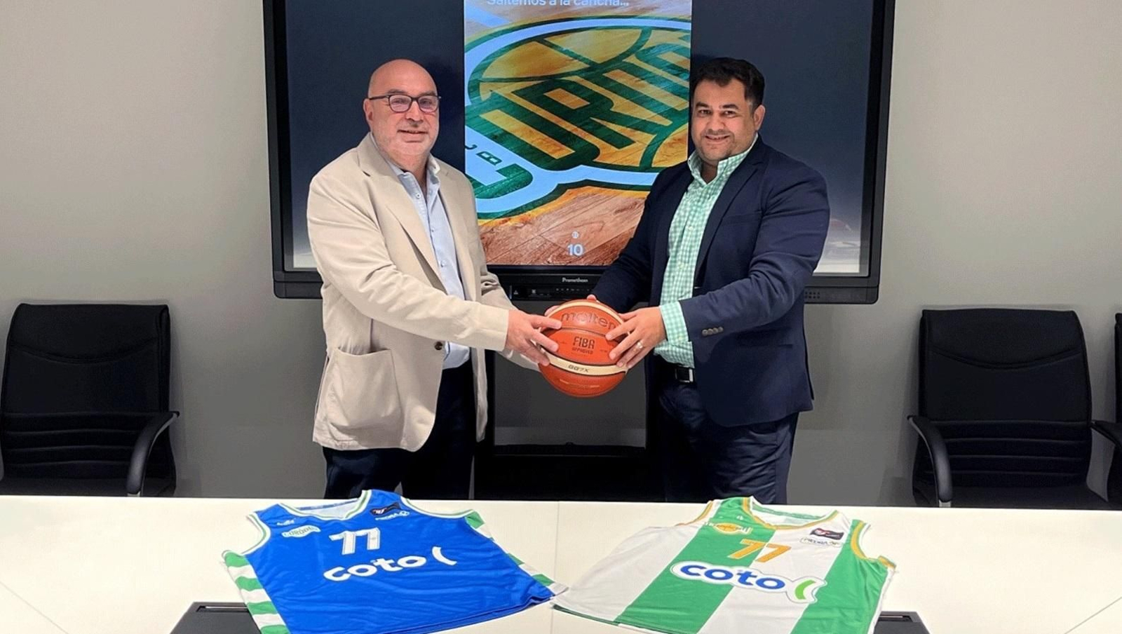 Pepe Palacios posa junto a Manuel Jesús Coto. Pepe Palacios posa junto a Manuel Jesús Coto.