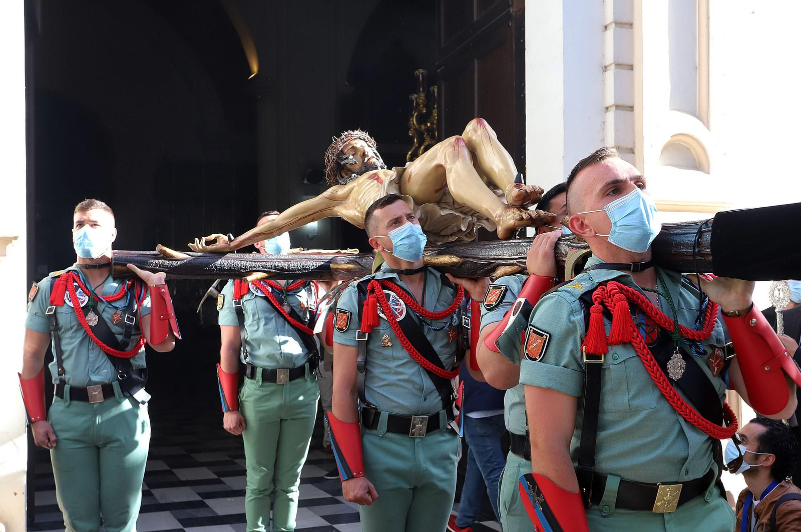 La Legión acompaña al Cristo de la Vera+Cruz en su procesión por Huelva, en imágenes