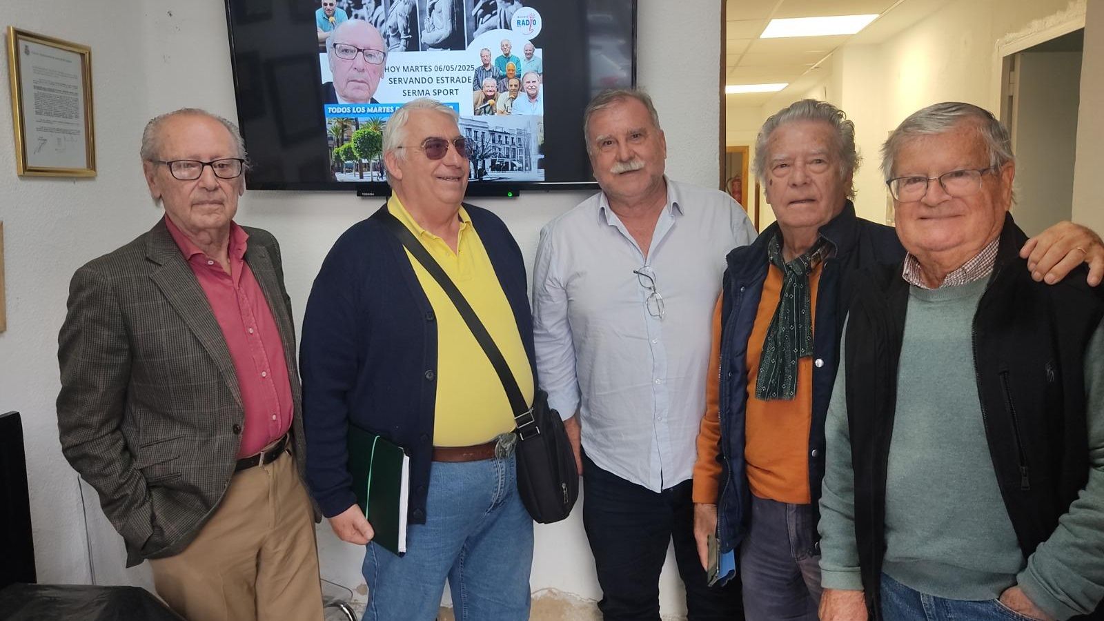 Servando Estrade, primero por la izquierda, junto a Pepe Cirera y otros miembros de Puerta Real.