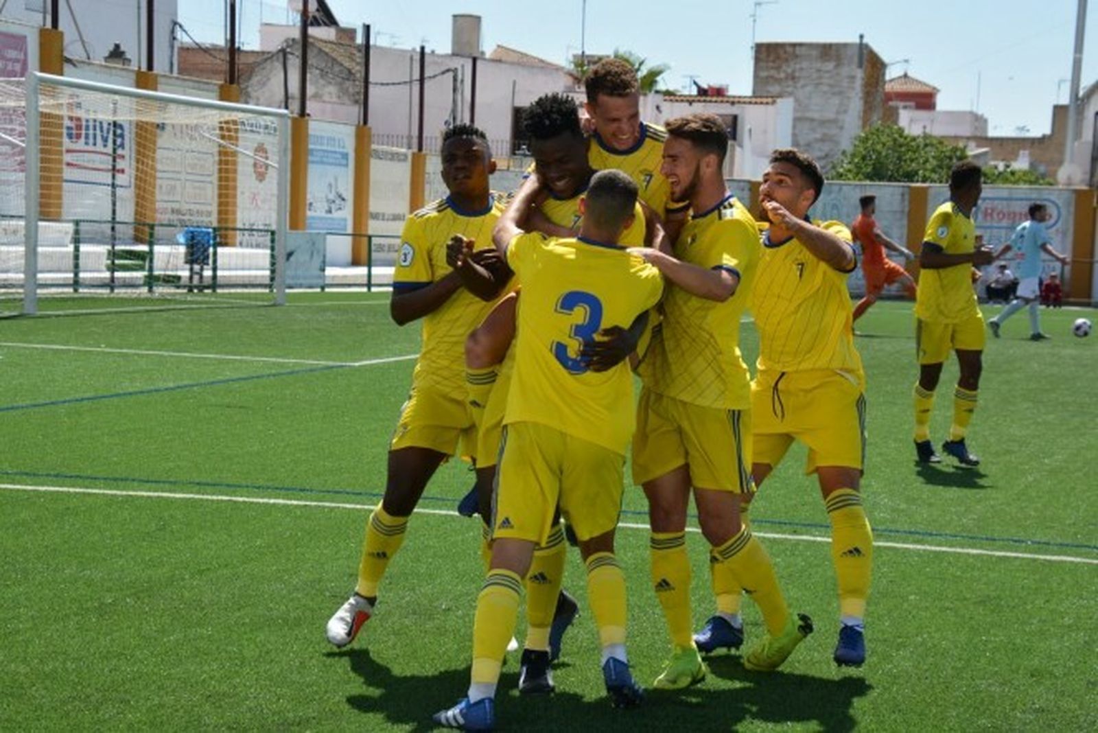 Saturday es felicitado por sus compañeros tras el gol que marcó ayer en Lebrija.