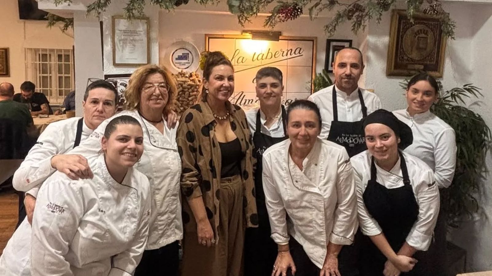 Niña Pastori con el equipo de La Taberna de Almodóvar
