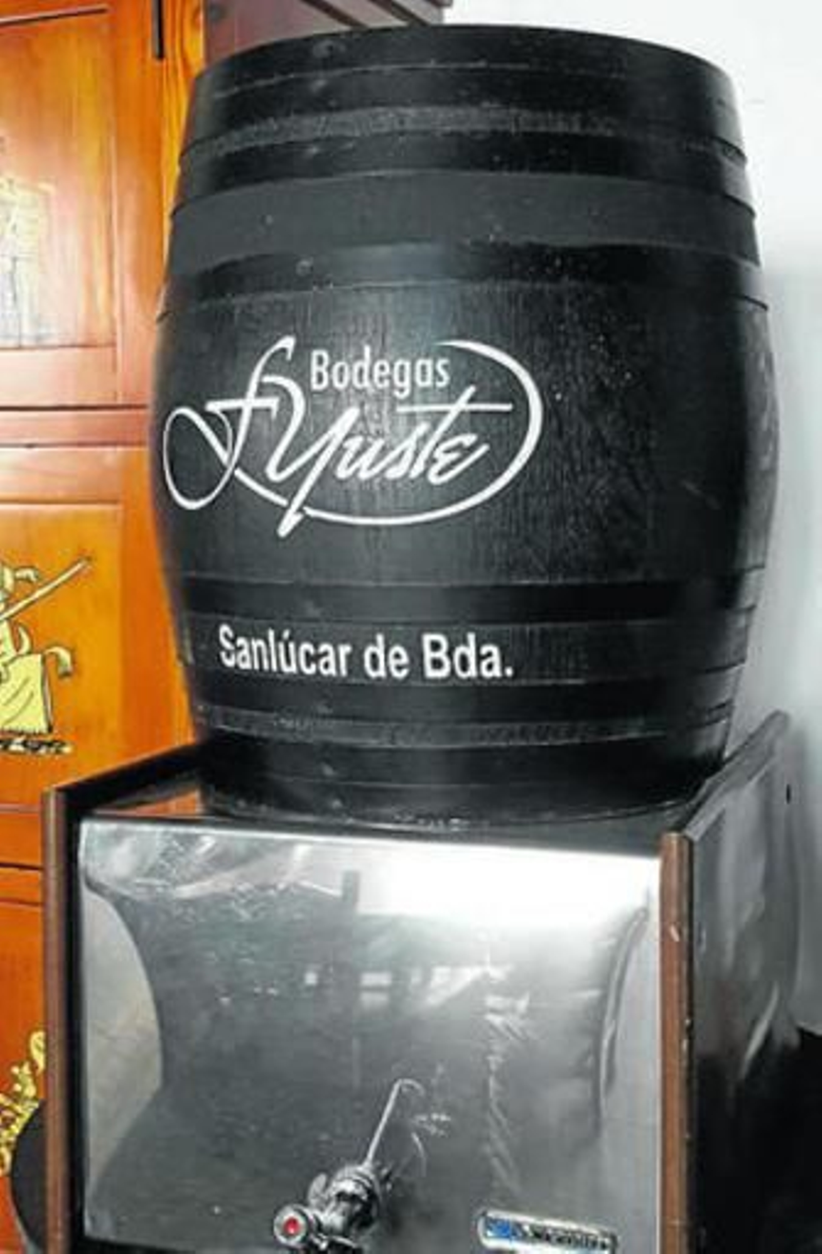 Dos imágenes del sistema ideado por los manzanilleros para la dispensa y enfriado de la manzanilla en 'Bag in Box'. Dos imágenes del sistema ideado por los manzanilleros para la dispensa y enfriado de la manzanilla en 'Bag in Box'.