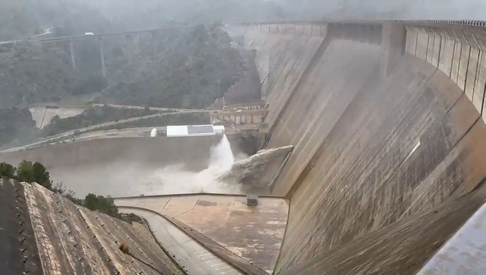 La presa de Rules evacuando agua ante la llegada de nuevas precipitaciones