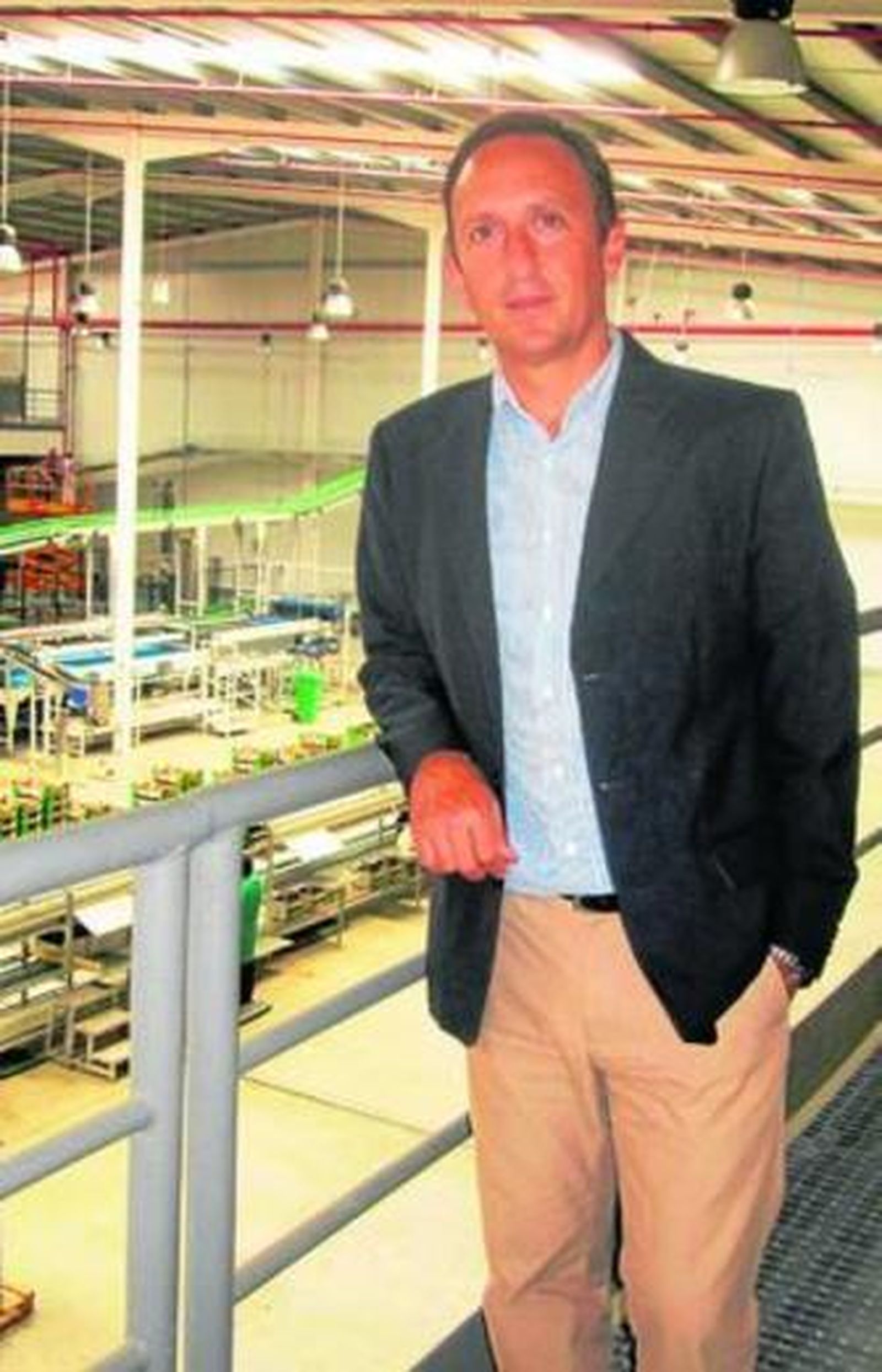 Enrique Colilles, en el interior de la fábrica.