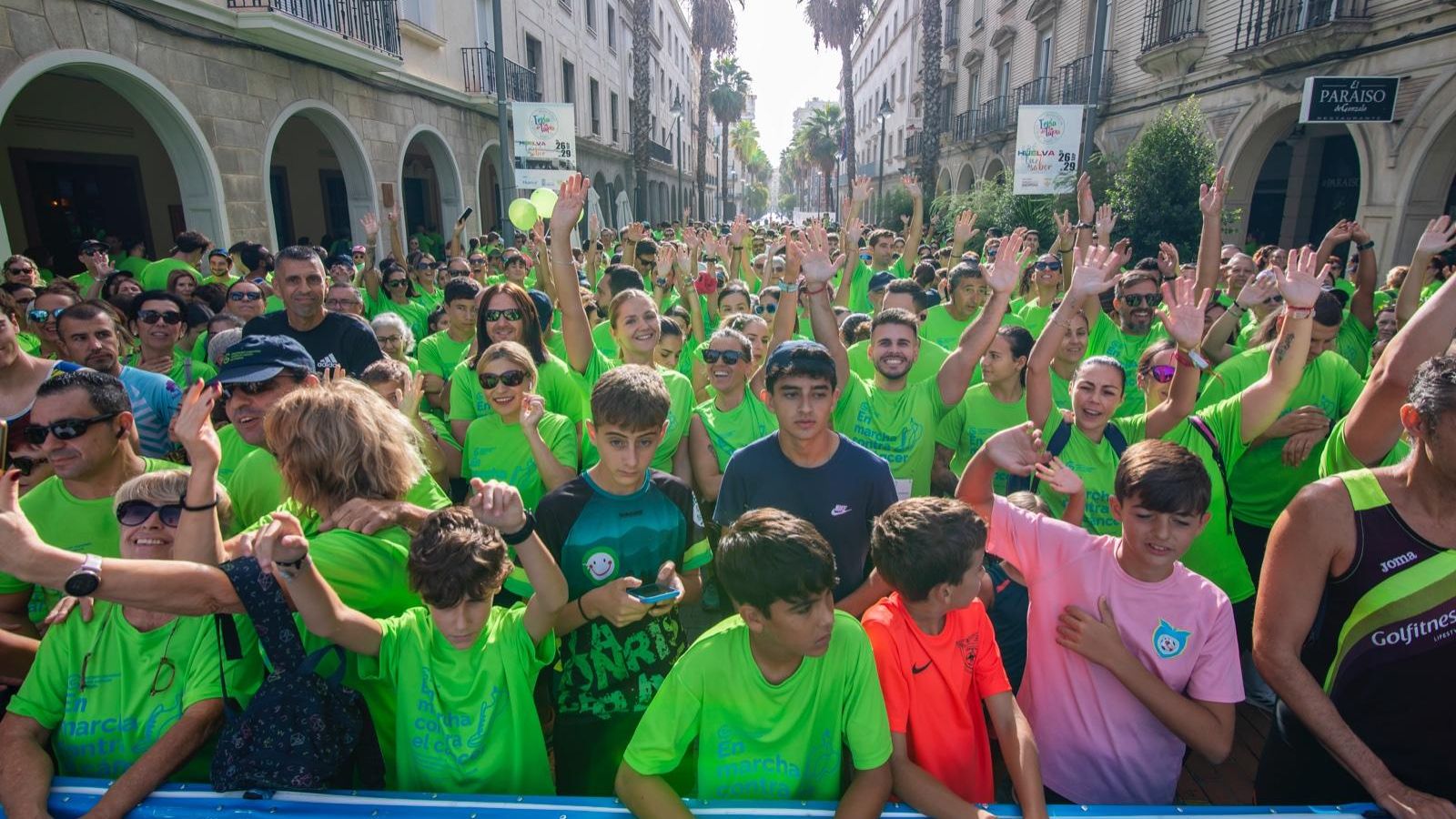 Participantes a la IX Marcha contra el Cáncer en Huelva.