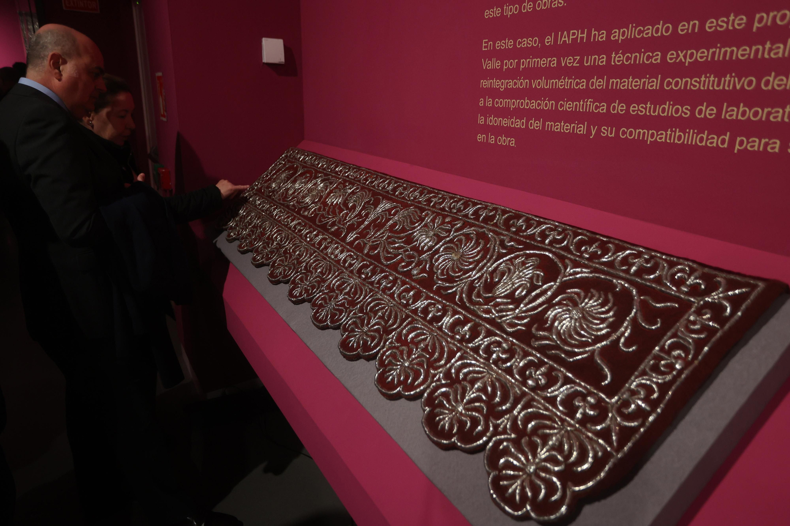 Exposición sobre la restauración del palio de la Virgen del Valle