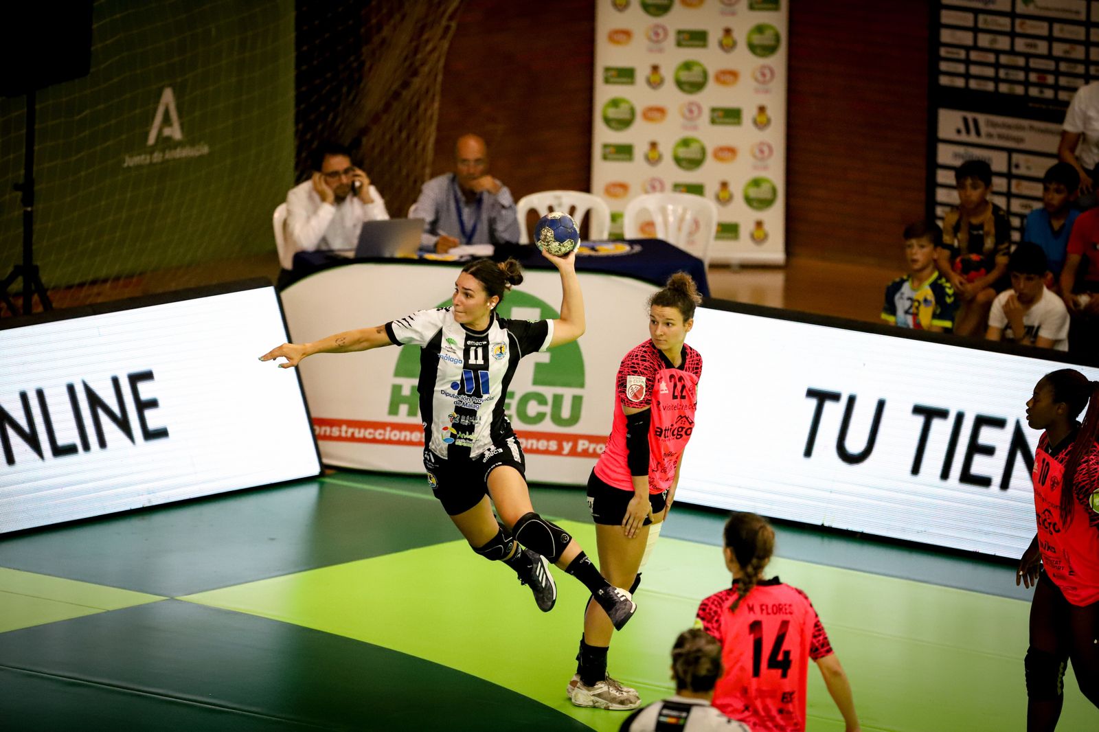 Sara Bravo lanza a portería.