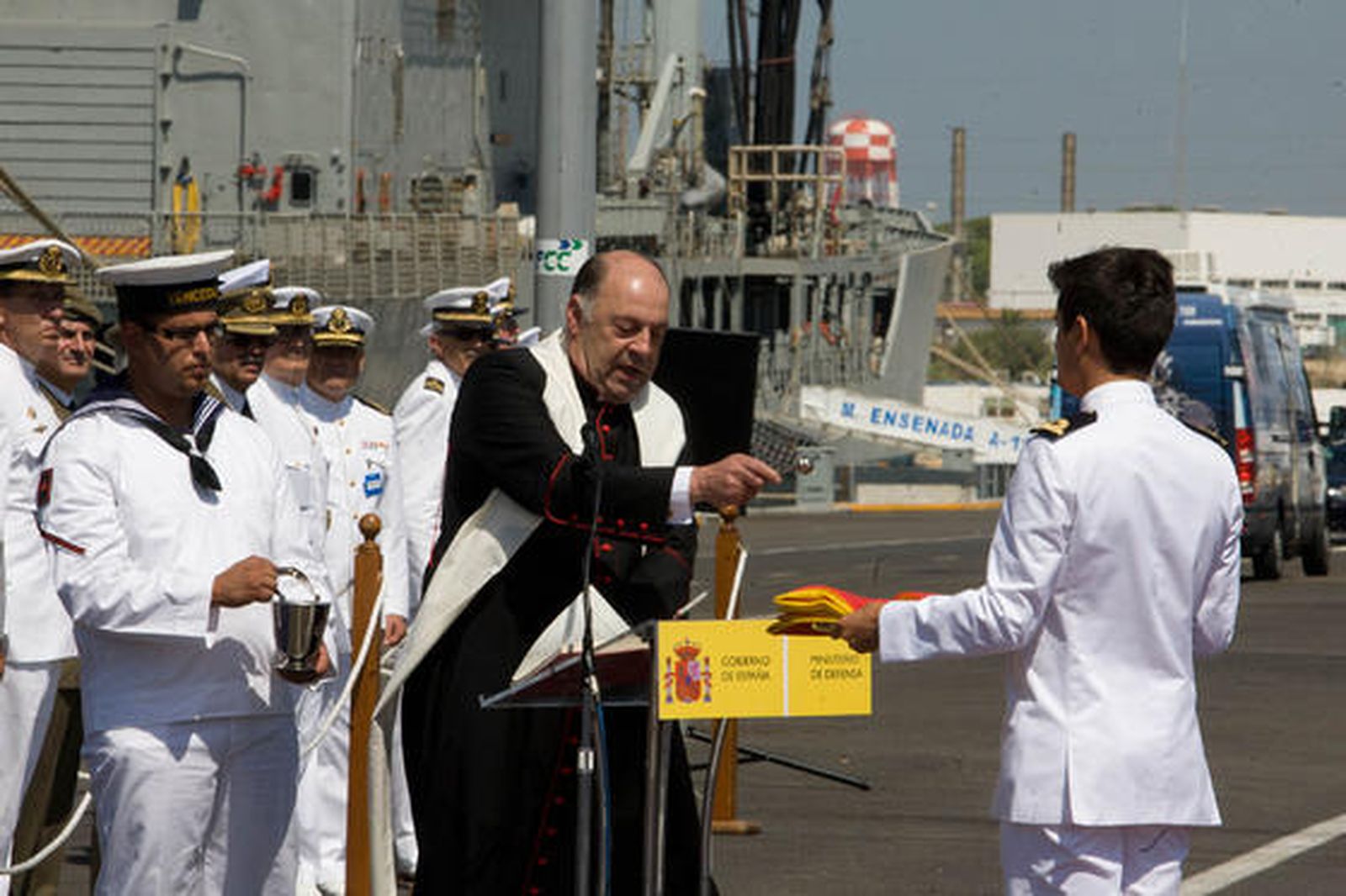La ministra Chacón inaugura el muelle 4 de la base de Rota y preside la entrega del BAM ´Meteoro´

Foto: Borja Benjumeda