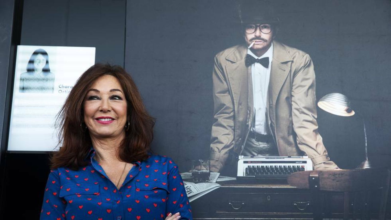 Ana Rosa, con su foto caracterizada como un hombre detrás, en la exposición 'Protagonistas del año'.