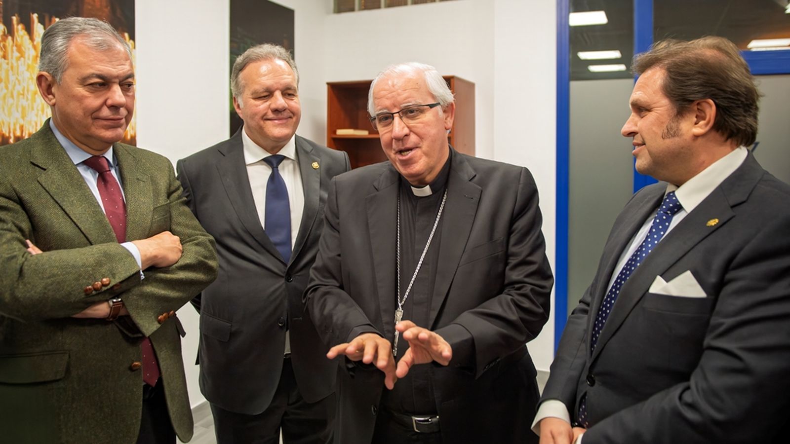 Saiz Meneses conversa con representantes y responsables