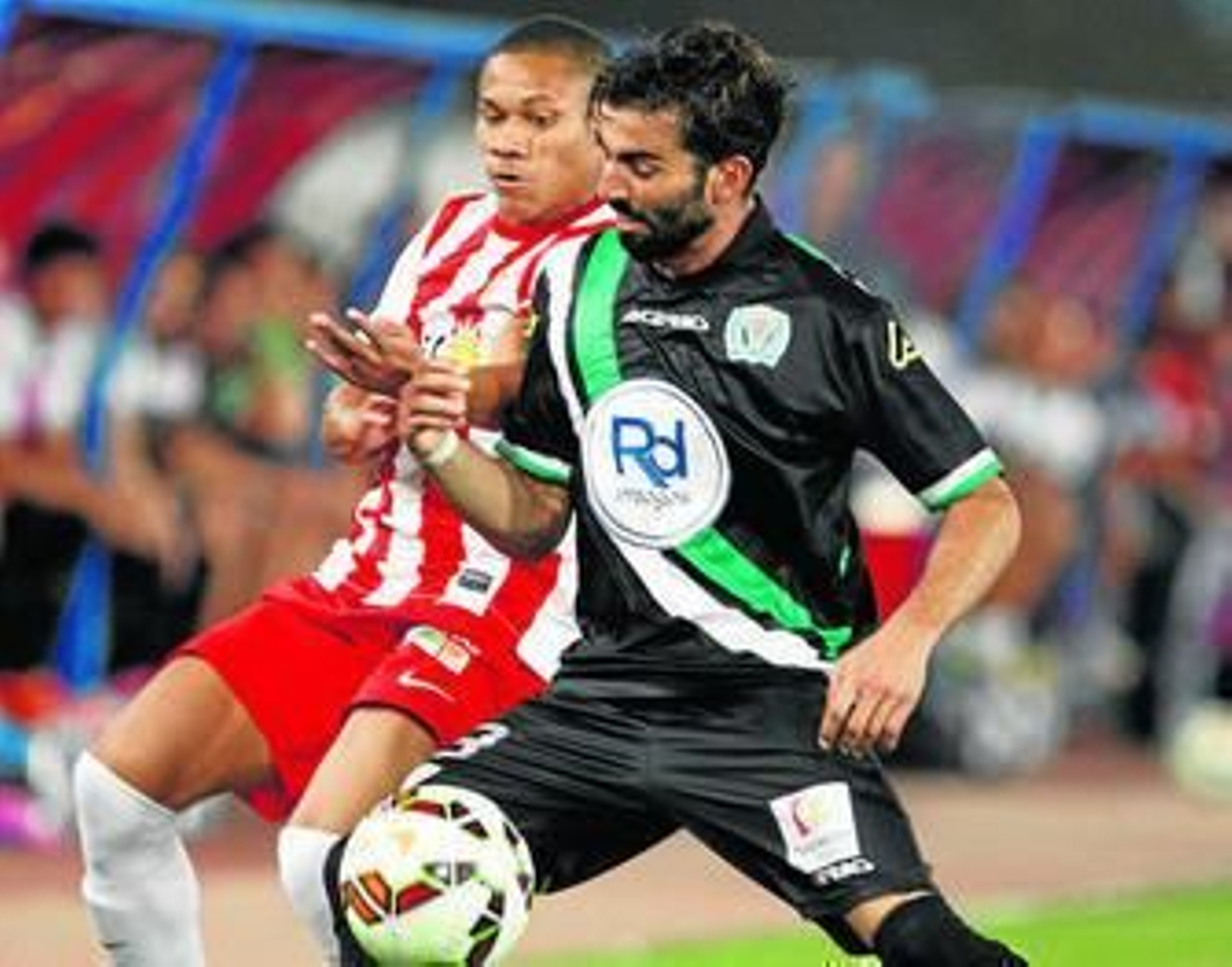 Crespo intenta cortar el avance de Wellington Slva.