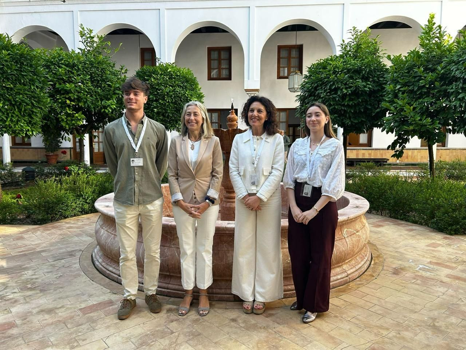 La presidenta de la Asociación Española Contra el Cáncer, Magdalena Cantero, se reúne con la consejera de Salud y Consuno de la Junta de Andalucía, Rocío Hernández.
