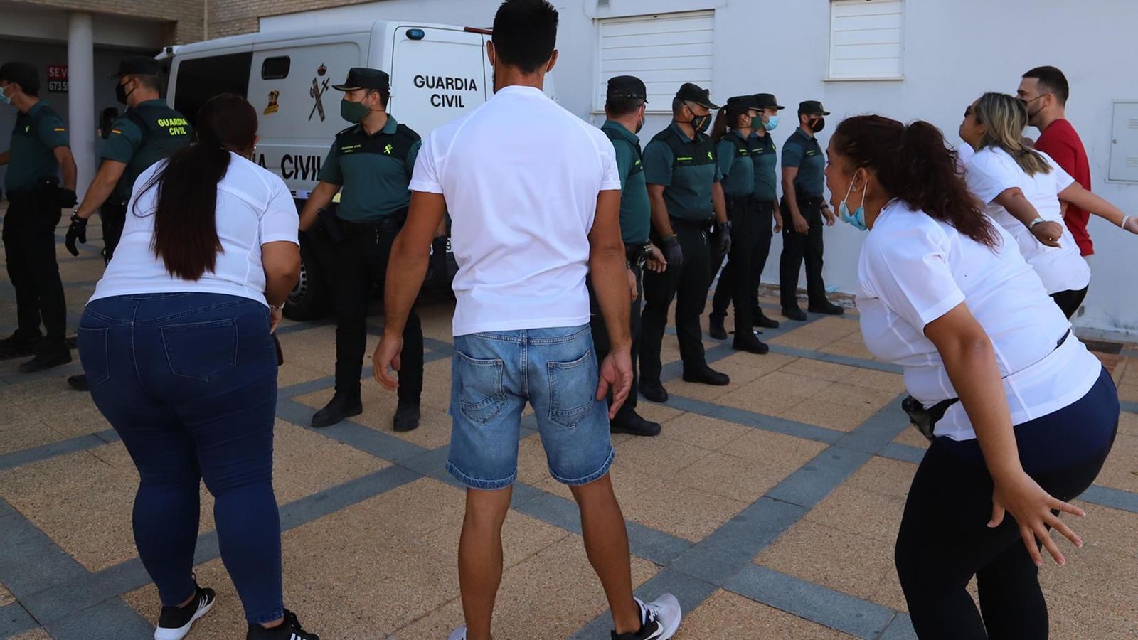 Las hermanas de Samuel gritan al furgón donde está uno de sus presuntos asesinos, ayer en Ayamonte.