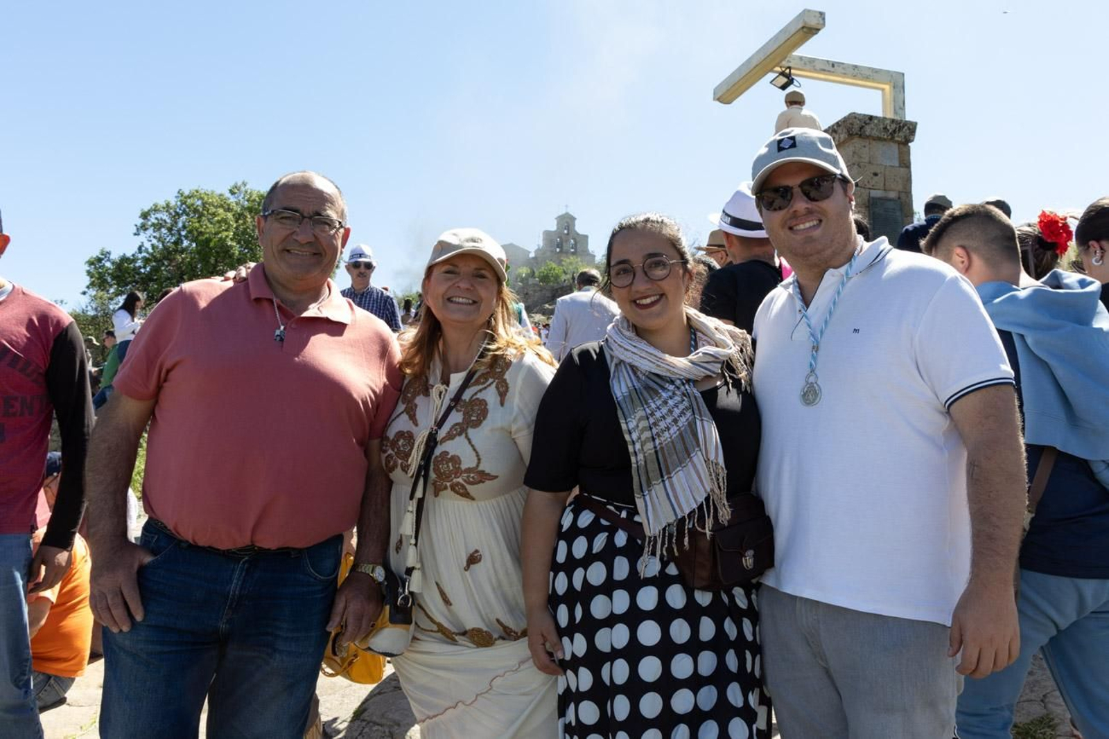 Miles de romeros acuden al encuentro de la Virgen de la Cabeza en su romería