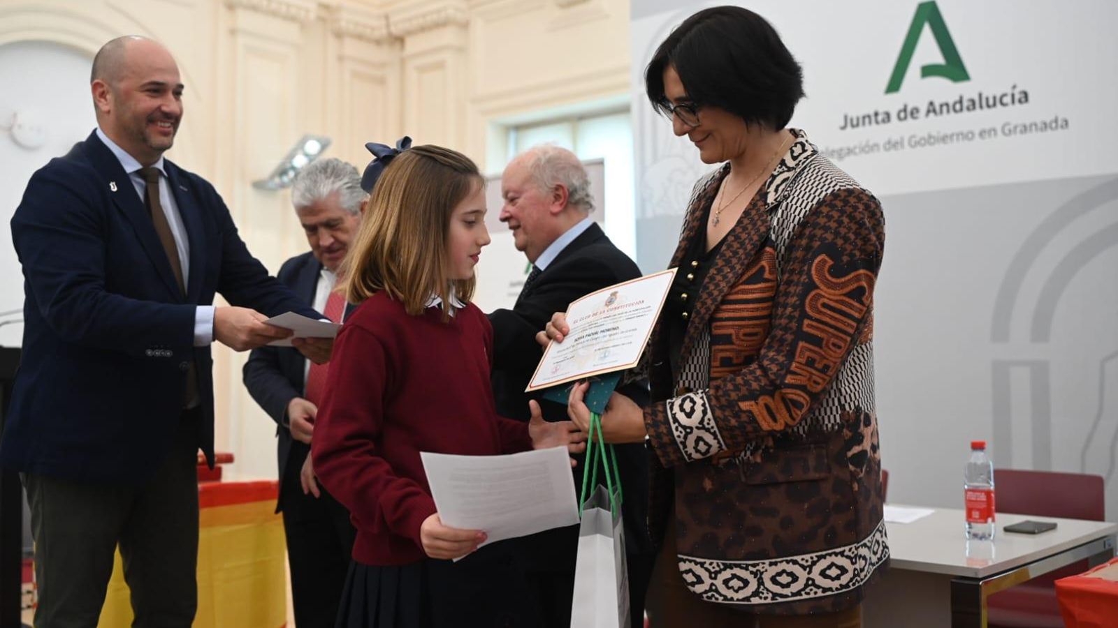 Una de las galardonadas en el V Premio del Club de la Constitución