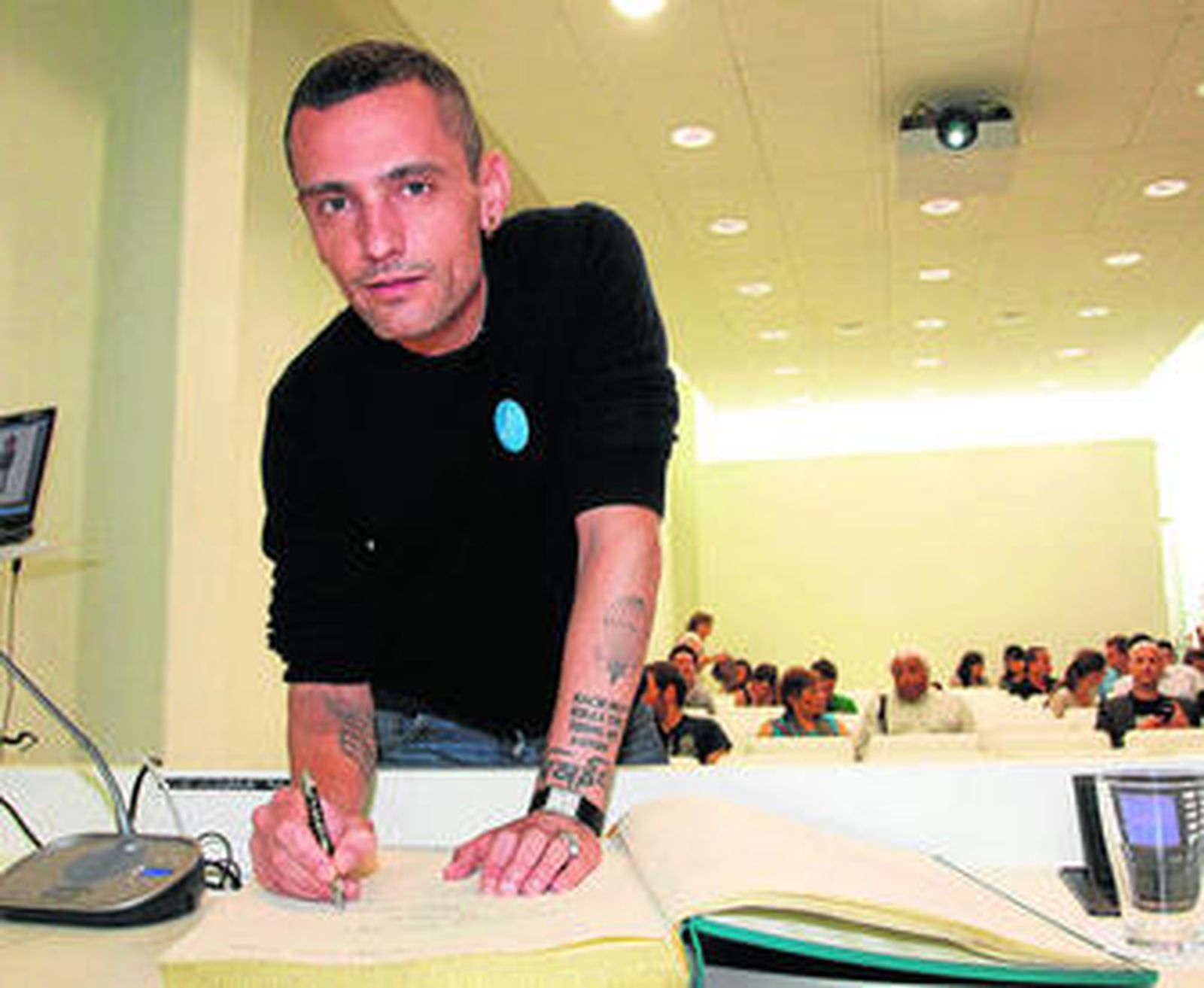 El diseñador David Delfín, ayer, momentos antes de su conferencia en el Museo Thyssen.