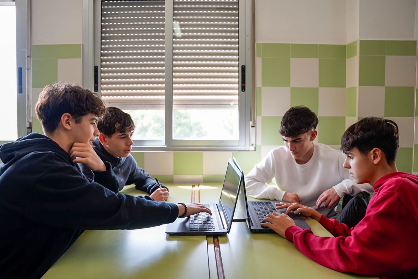 Las imágenes de la Ciberliga de la Guardia Civil en el IES Albaida