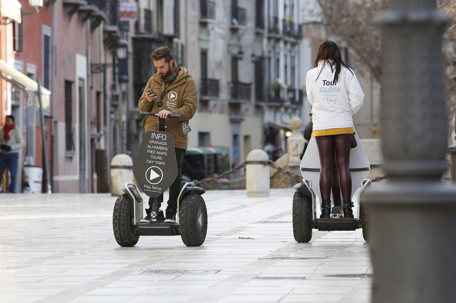 Dos empleados de una compañía de segways turísticos en Plaza Nueva