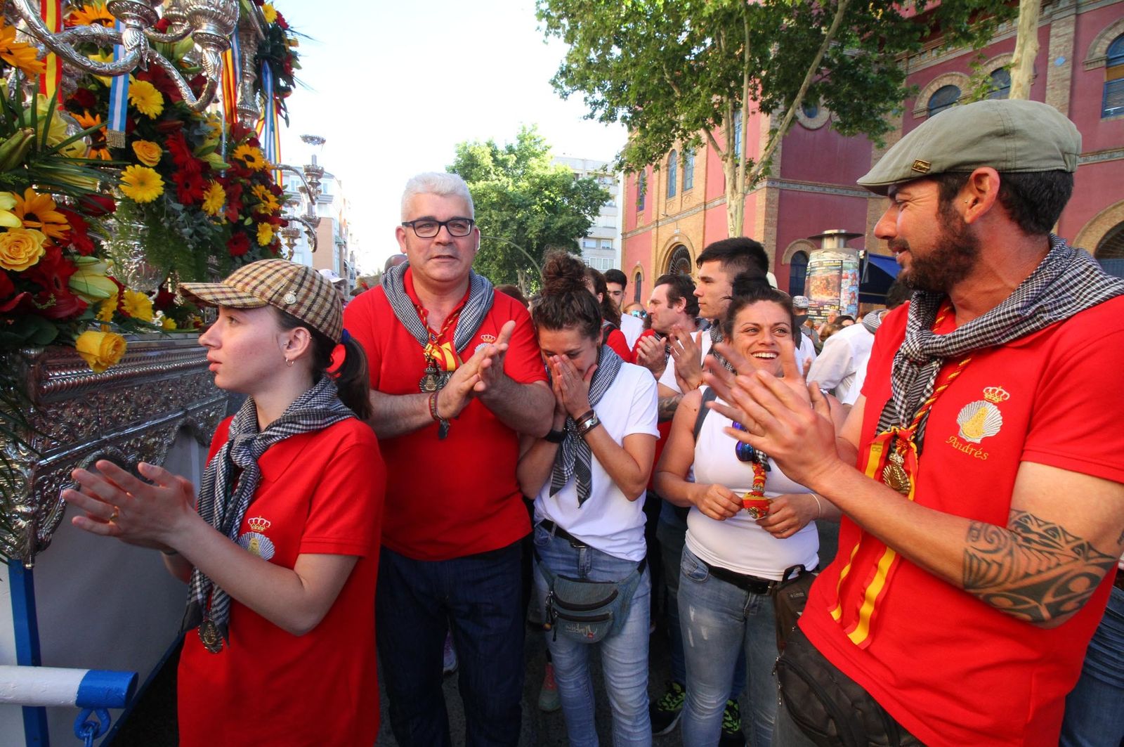 Imágenes de los caballistas, peregrinos a pie y carros de la Hdad de Emigrantes