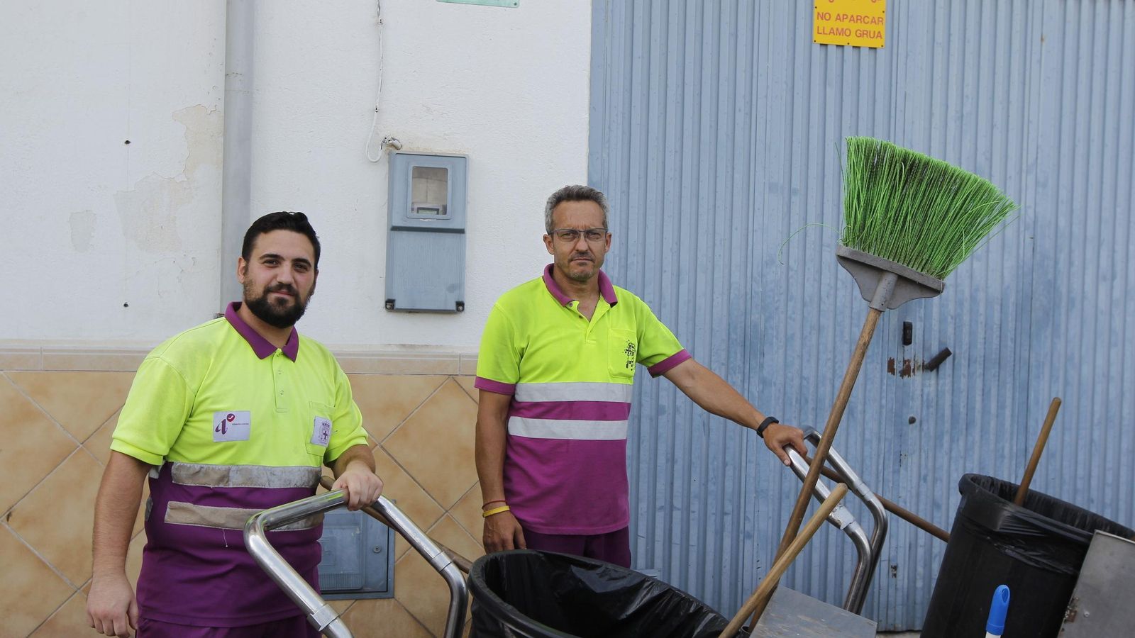 Dos operarios de limpieza durante su turno de trabajo.
