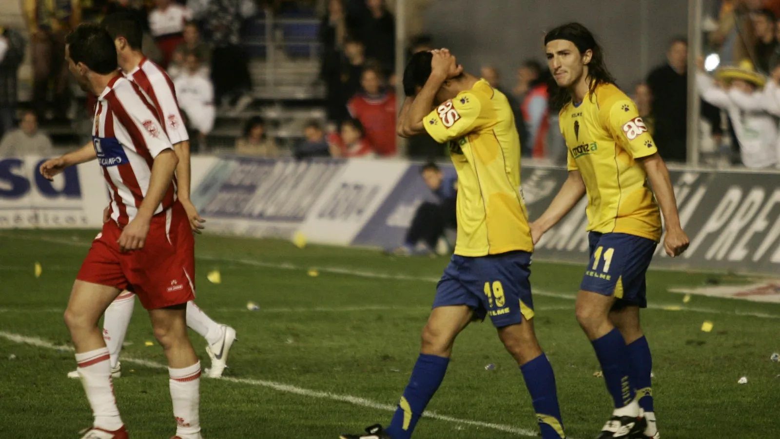 Sesma se lamenta junto a Pavoni en el Cádiz-Almería de la 2006/07.