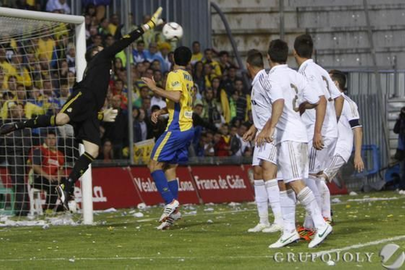 Jesús Fernández saca un lanzamiento de falta de Ferreiro. 

Foto: Lourdes de Vicente - Joaquin Pino