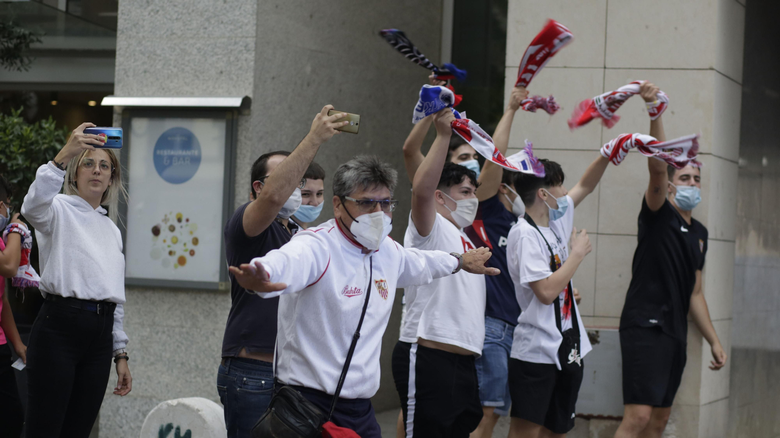 Mucha  presencia policial en el entorno del Sanchez Pizjuán  durante el derbi