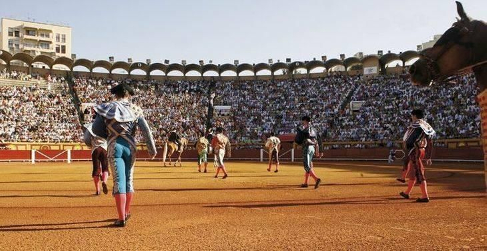 Un paseíllo en la Plaza de Toros de Las Palomas, en Algeciras