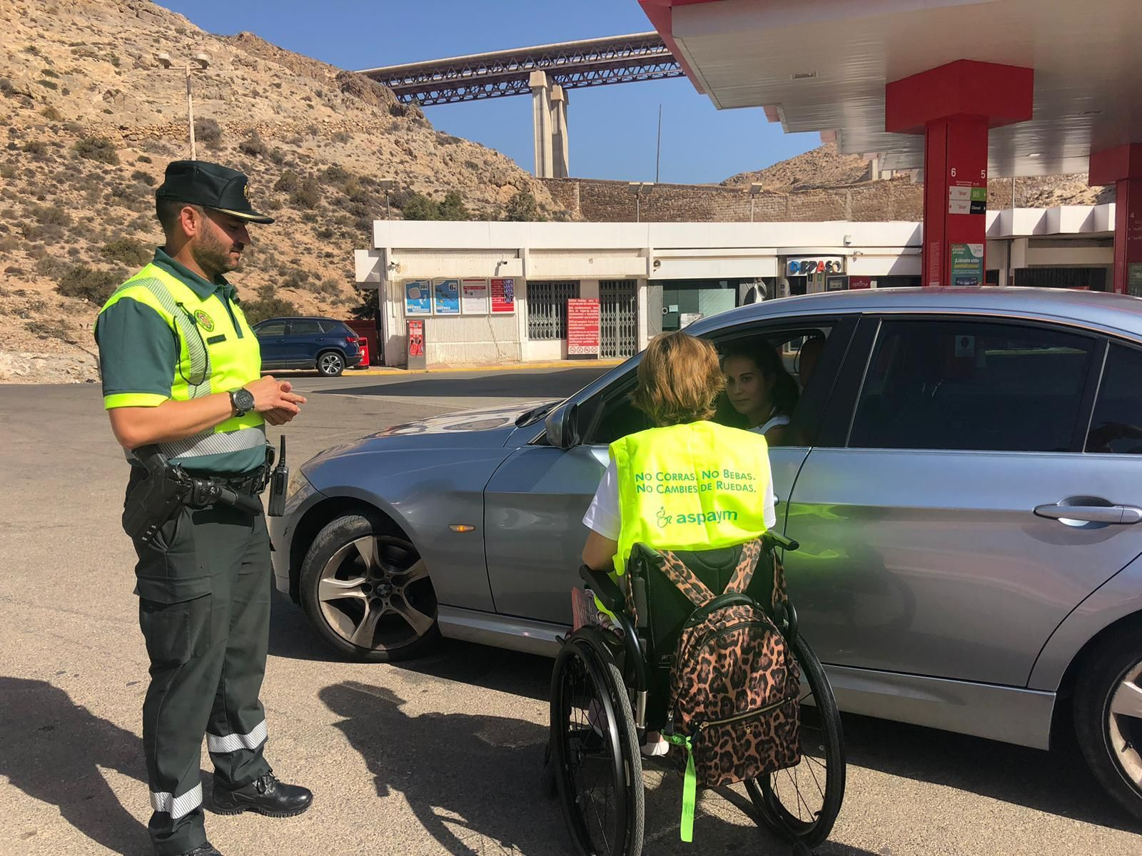 Los voluntarios de la asociación ASPAYM acompañan a los agentes en los controles